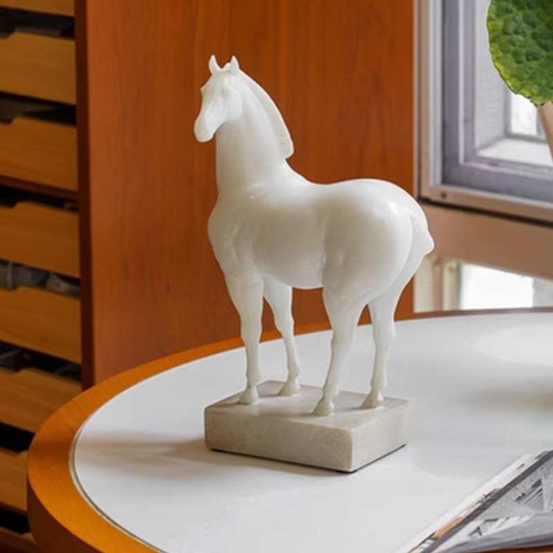 Office Furniture Rental - 馬の像の装飾品。石製の台座付きのレジン製馬の彫刻。モダンなデザインで、家庭やオフィス、机の上に飾るのに最適な置物。